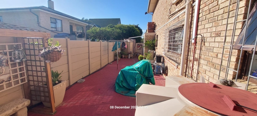 6 Bedroom Property for Sale in Wavecrest Eastern Cape